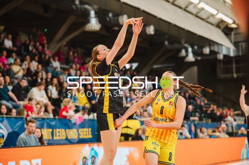 Spielerin mit Nummer 14 wirft in der Sömmeringhalle