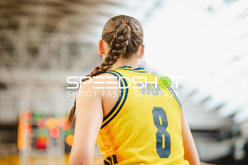 Basketball-Spielerin mit Nummer 8 in der Sömmeringhalle