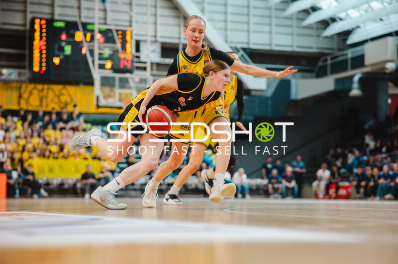 Basketball Zweikampf in der Sömmeringhalle