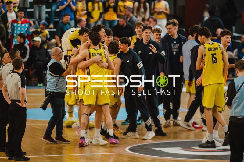 JBBL Spieler feiern in der Sömmeringhalle