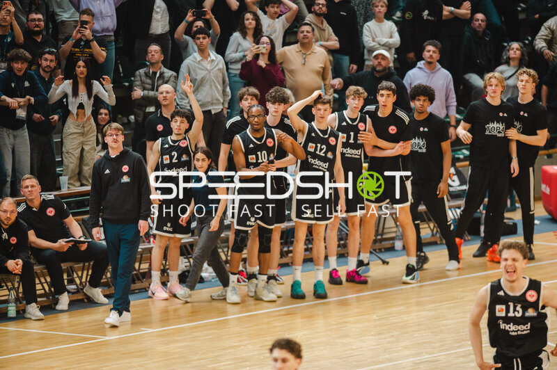 Spieler und Teammitglieder in der Sömmeringhalle