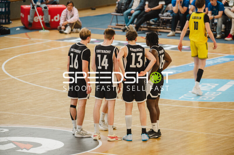 Spieler von {eintracht_16} und {alba_berlin_10} in der Sömmeringhalle