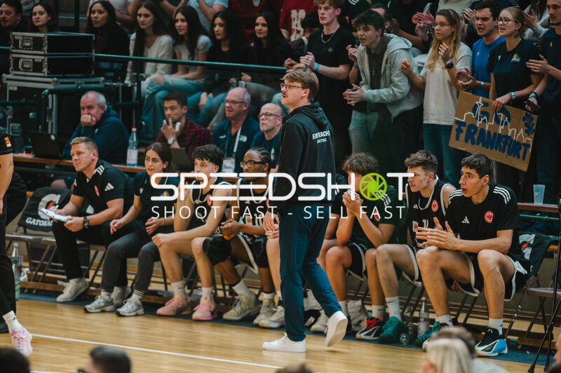 Eintracht Basketball Trainer und Bank in der Sömmeringhalle