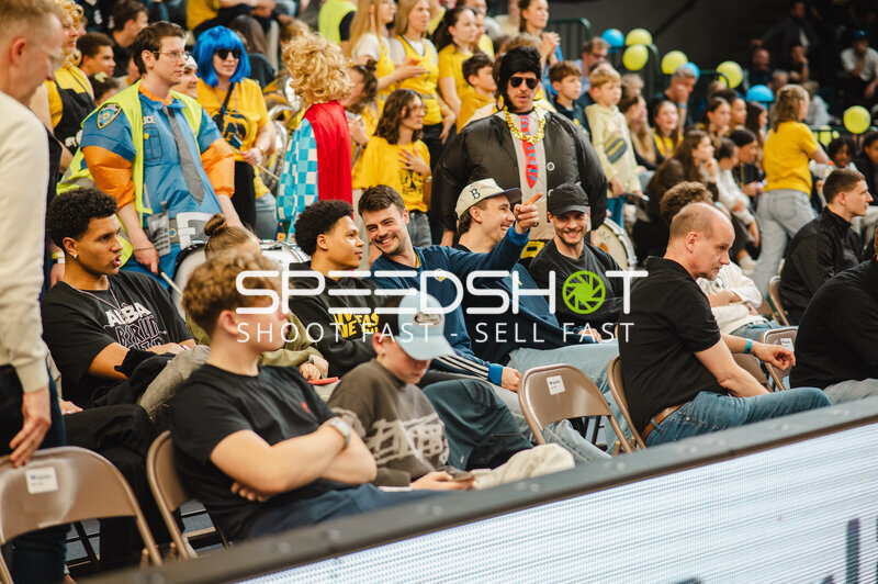 Fans in der Sömmeringhalle bei JBBL Top4