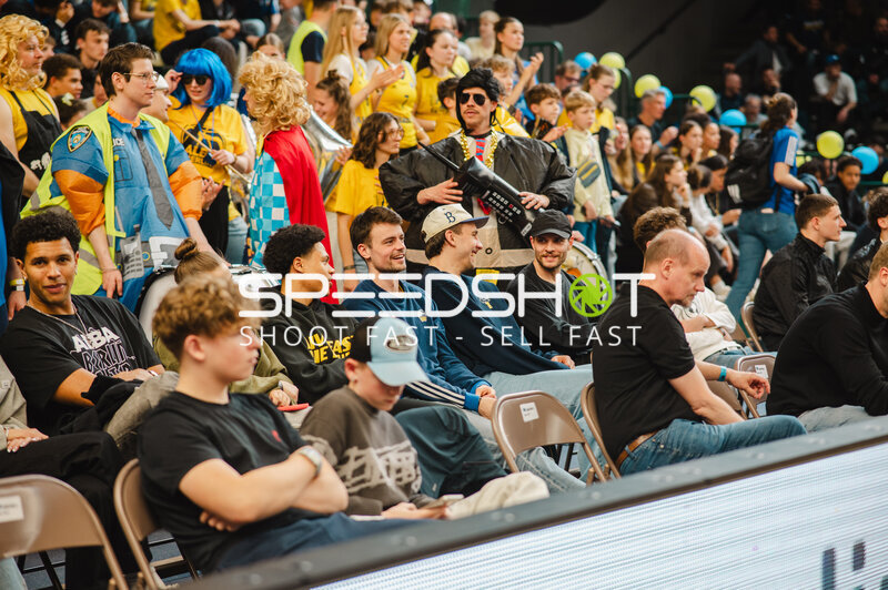 Fans in der Sömmeringhalle