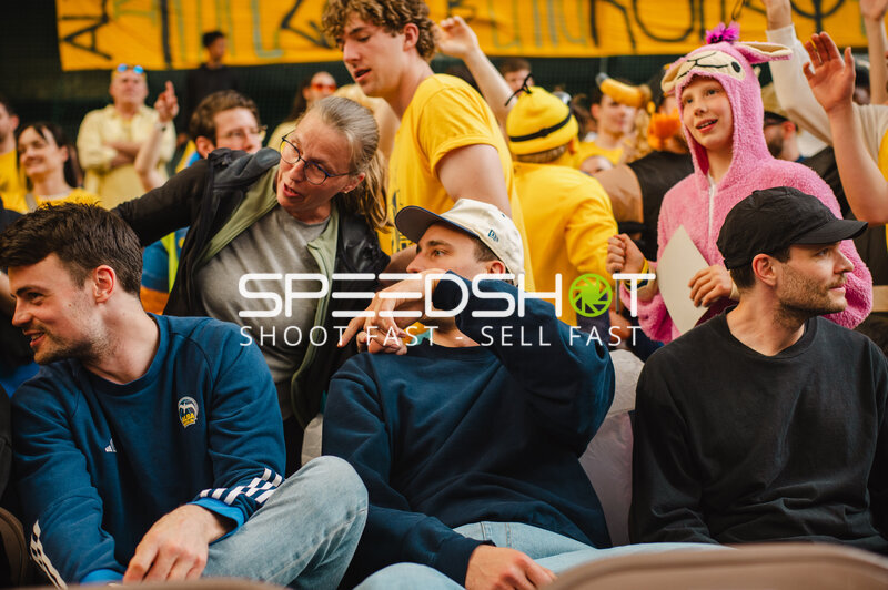 Fans feiern in der Sömmeringhalle