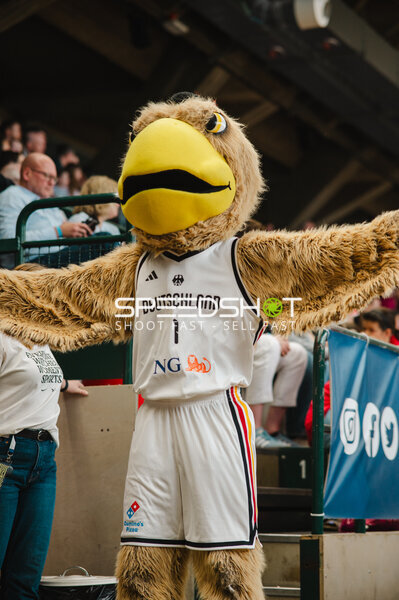 Maskottchen mit Trikot Nummer 1 in der Sömmeringhalle