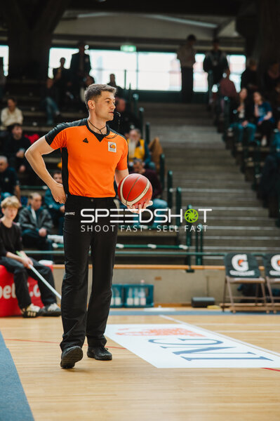 Schiedsrichter mit Basketball
