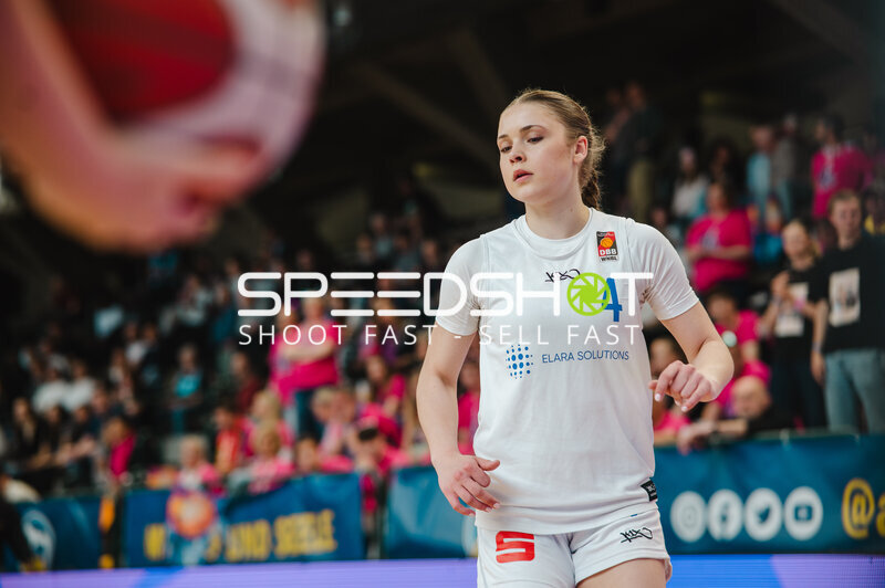 Spielerin mit Nummer 4 in Aktion