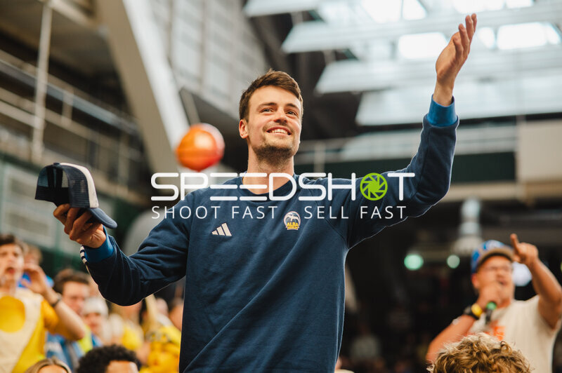 Person mit ALBA Berlin Sweatshirt in der Sömmeringhalle