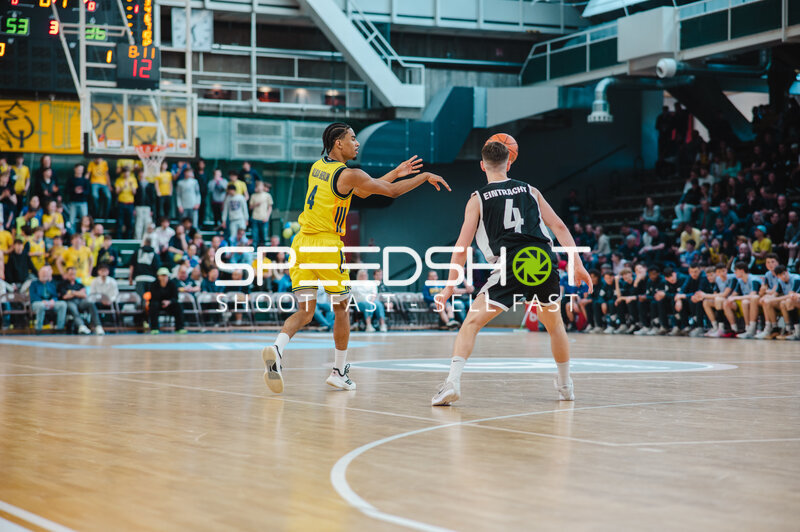 Zweikampf um den Ball in der Sömmeringhalle