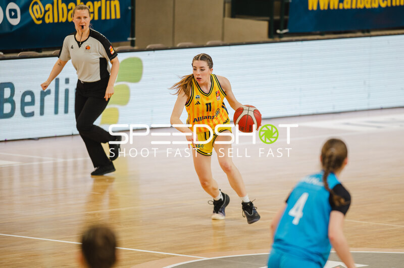 Spielerin mit Ball in Aktion