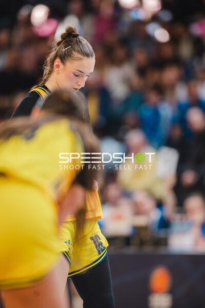 Spielerin mit Nummer 16 in Aktion