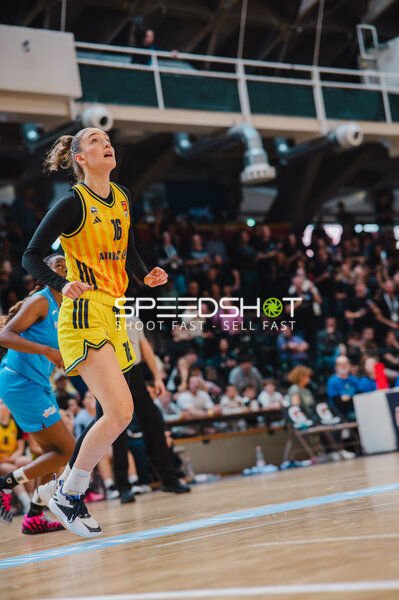 Spielerin mit Nummer 16 in Aktion