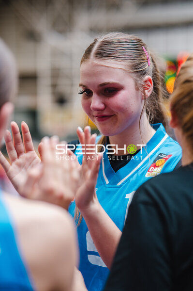 Spielerin mit Nummer 1 applaudiert