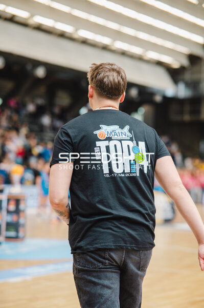 Person mit Main Sharks Würzburg T-Shirt