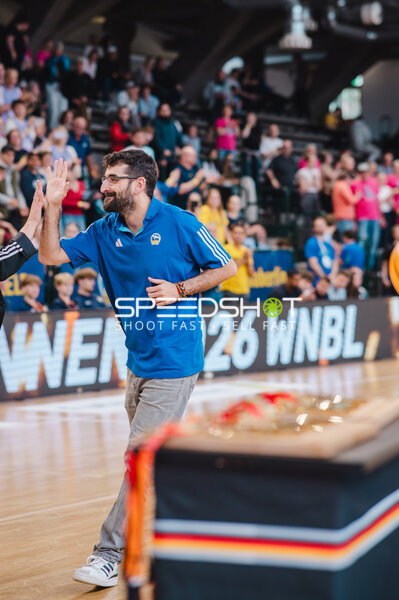 Trainer in der Sömmeringhalle gibt High-Five