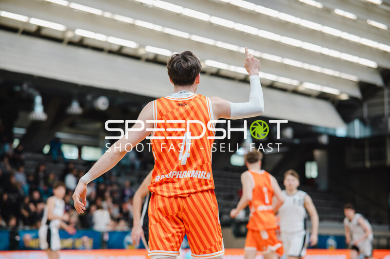 Spieler mit Nummer 4 in Aktion