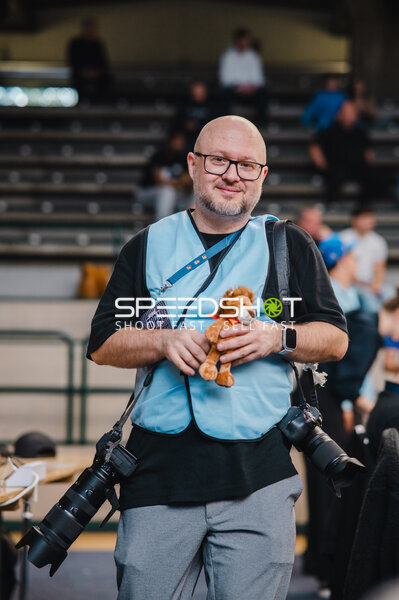 Person mit Kamera in der Sömmeringhalle