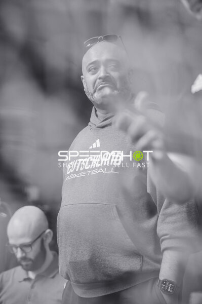 Person mit Deutschland Basketball Hoodie