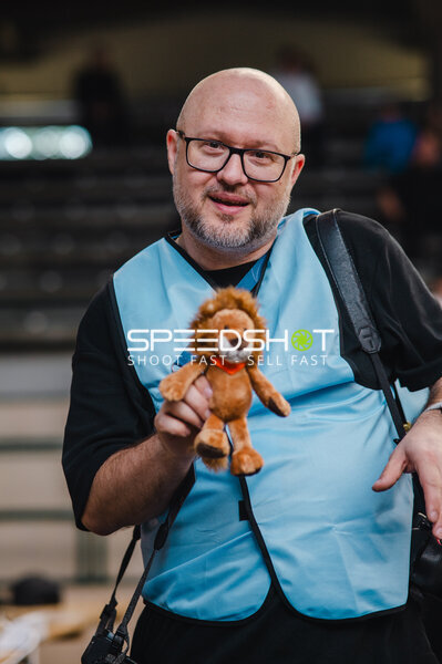 Person mit Plüschtier in der Sömmeringhalle