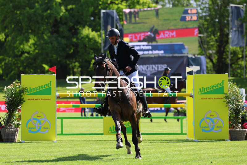 Jan Peters beim Springreiten im Al Shira'aa Deutsches Derby Hamburg