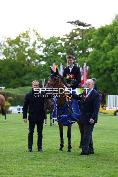 Siegerehrung beim Deutschen Spring- und Dressur-Derby: Simon Heineke triumphiert