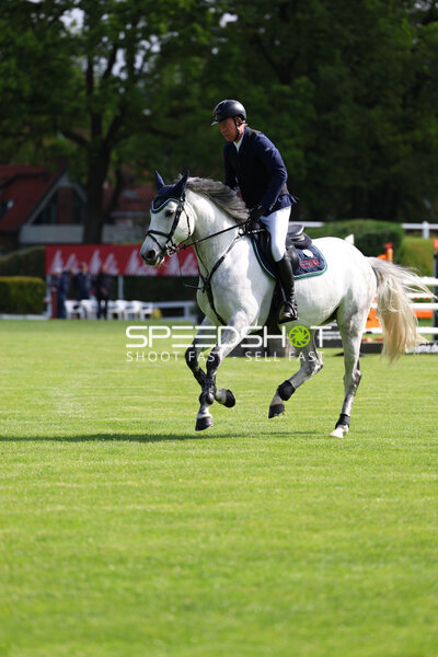 Mario Stevens im Springparcours beim Deutschen Spring- und Dressur-Derby Hamburg 2026