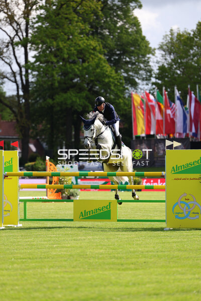 Mario Stevens springt erfolgreich über Hindernis beim Al Shira'aa Deutsches Derby