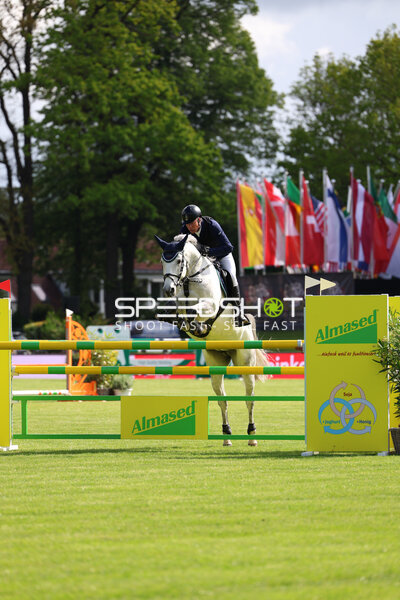 Mario Stevens springt beim Deutsches Spring- und Dressur-Derby Hamburg