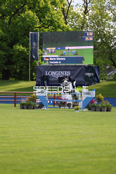 Mario Stevens im Springreiten beim Deutsches Derby in Hamburg