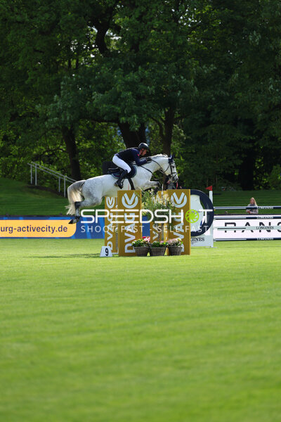 Mario Stevens meistert Sprung beim Deutsches Spring- und Dressur-Derby in Hamburg