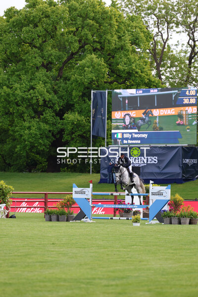 Billie Twomey springt beim Deutsches Derby in Hamburg