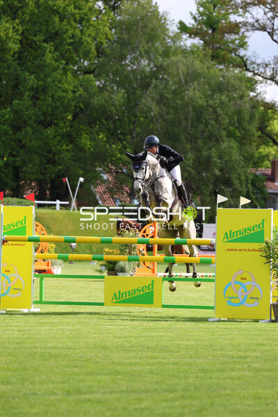 Thomas Ryan springt über Hindernis beim Deutsches Spring- und Dressur-Derby in Hamburg