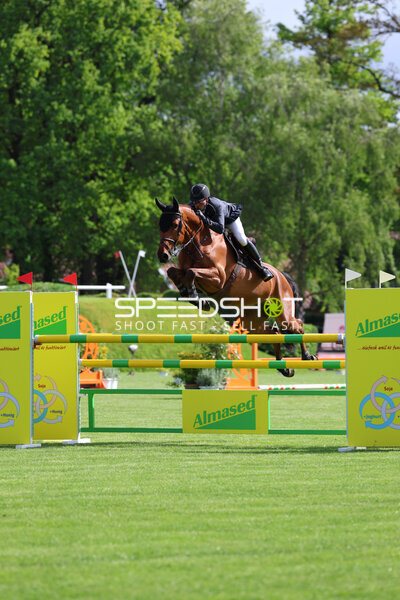 Josch Löhden springt beim Deutschen Spring- und Dressur-Derby in Hamburg