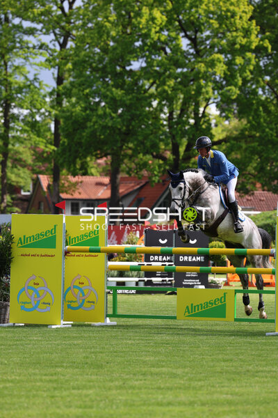 Christian Ahlmann springt beim Deutsches Spring- und Dressur-Derby in Hamburg