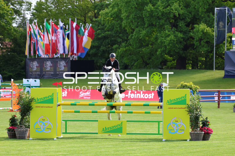 Rolf-Göran Bengtsson springt beim Deutsches Derby in Hamburg