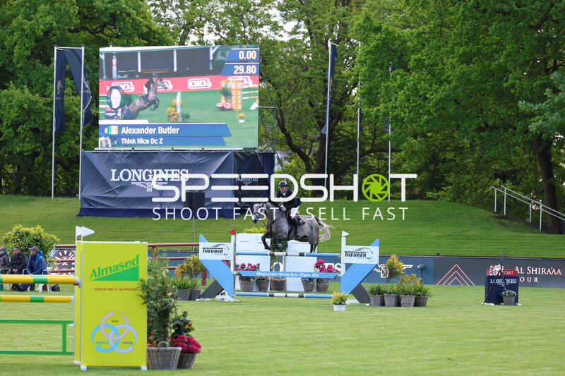 Alexander Butler springt beim Deutsches Derby in Hamburg