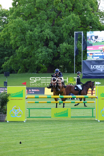 Charlotte-Christine Hahn springt über Hindernis beim Al Shira'aa Derby Hamburg
