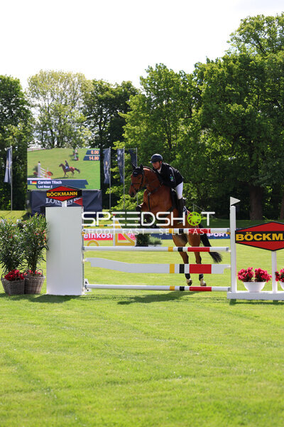 Carsten Titsch beim Springreiten im Derbypark Klein Flottbek