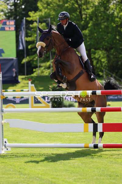Mike van Olst springt beim Deutsches Spring- und Dressur-Derby in Hamburg