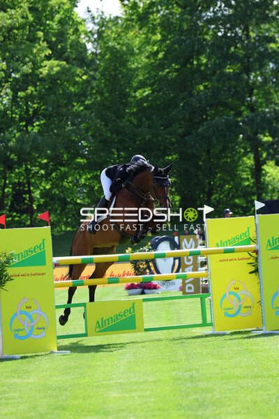 Paula de Boer-Schwarz springt beim Al Shira'aa Deutsches Derby in Hamburg