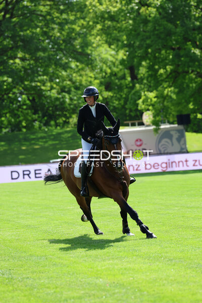 Reiterin auf Pferd im Derbypark, Paula de Boer-Schwarz