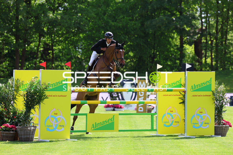 René Dittmer springt beim Al Shira'aa Deutsches Derby in Hamburg