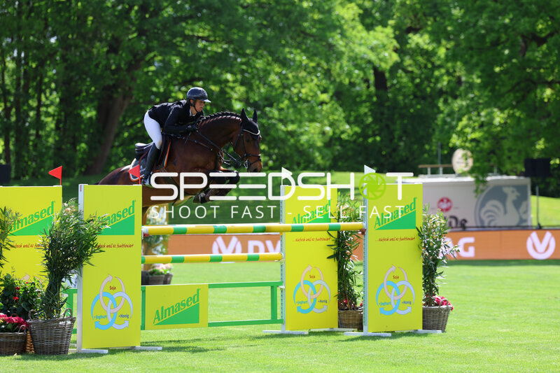 Sandra Auffarth springt beim Deutschen Derby in Hamburg