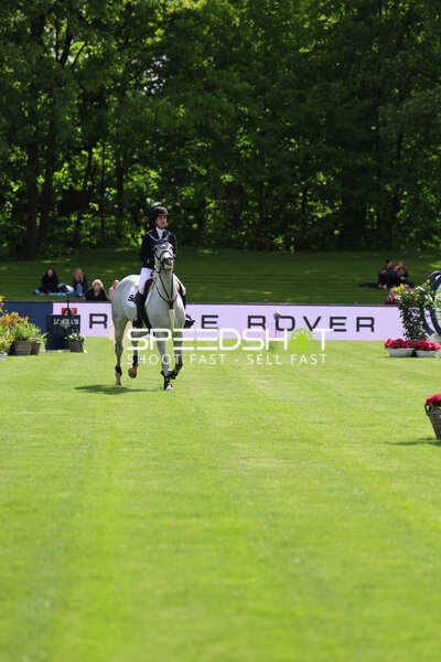 Emilie Conter im Springwettbewerb beim Deutsches Derby Hamburg