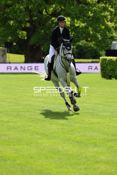 Reiterin im Galopp im Derbypark, Emilie Conter