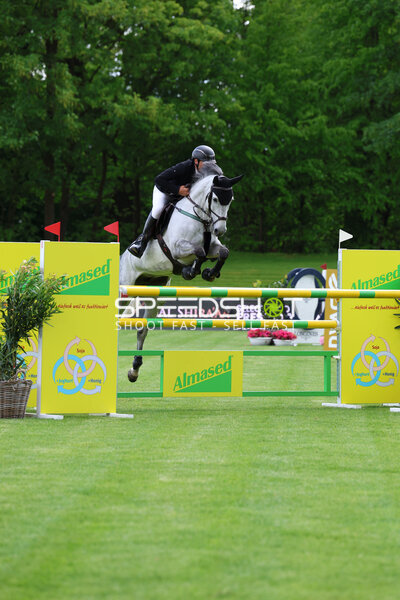 Arne van Heel springt beim Deutsches Spring- und Dressur-Derby in Hamburg