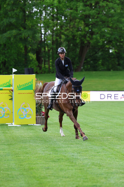 Marie Ligges beim Springreiten im Derbypark Klein Flottbek