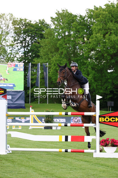 Jose Antonio Chedraui Prom springt beim Deutsches Derby in Hamburg
